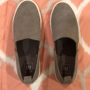 The Gap slip-on Sneaker - size 9